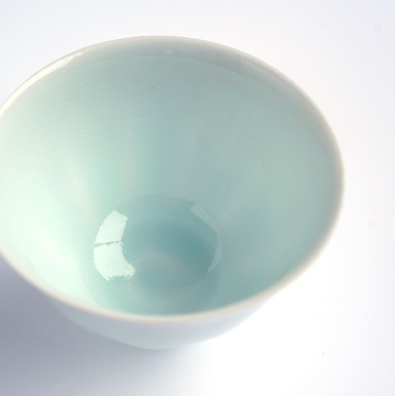 井倉幸太郎の美しい薄い胎の青磁の碗（煎茶など）-