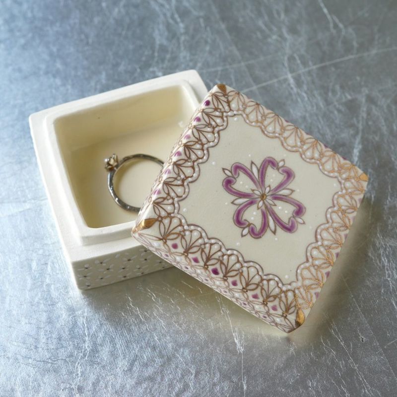 蓋物 5客 色絵付け 金彩 草花 銘 秋の図 共箱 蓋物 5客 色絵付け 金彩 草花 銘 秋の図 共箱 - メルカリ